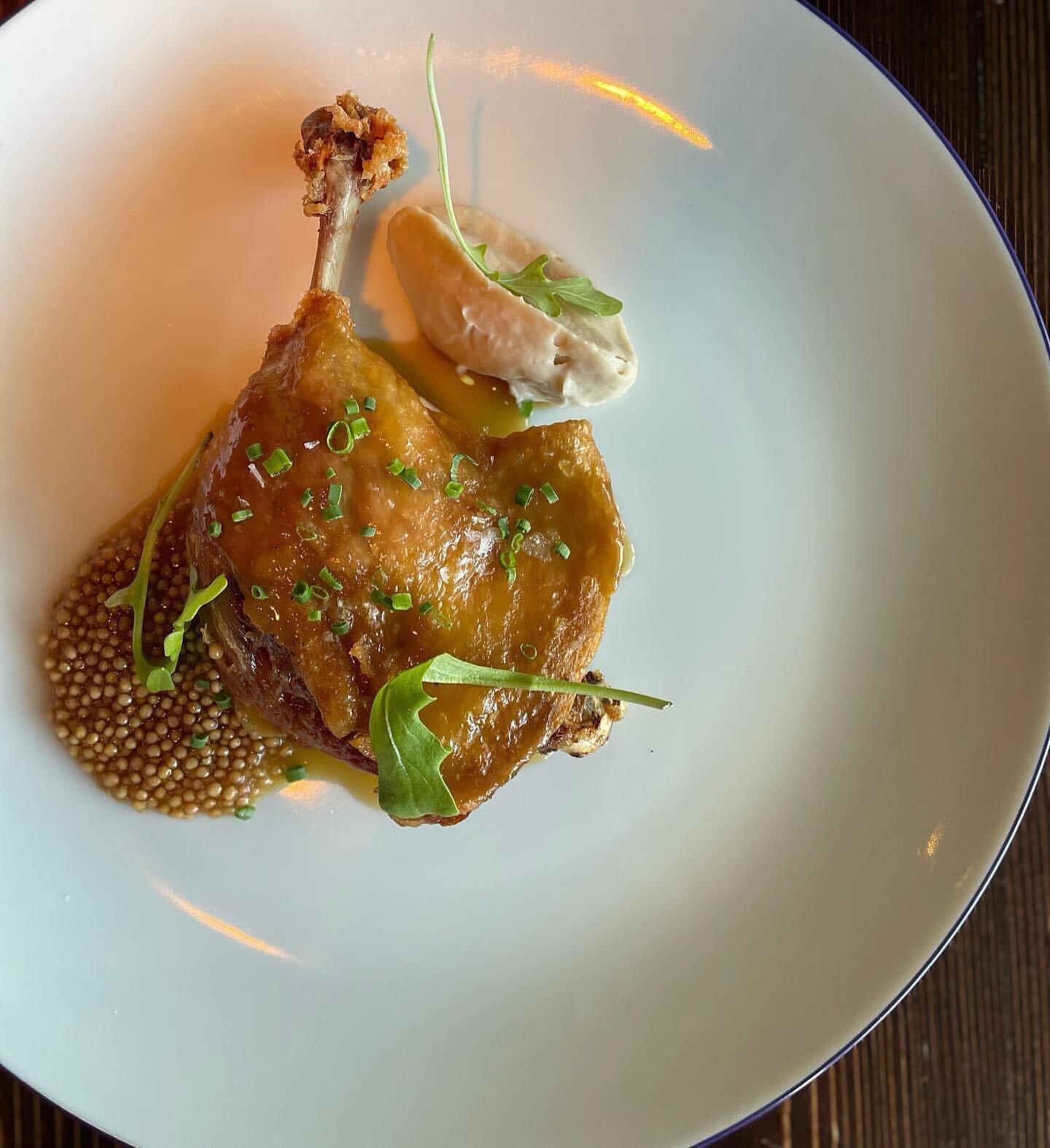 Duck in for a weekend treat&hellip;🦆🍴😋#weekendvibes #feature #duckduckgoose 
Crispy duck leg confit | parsnip-cocoa purée | pickled mustard seeds | duck jus #confit #duckconfit #forktender #dininginroswell #suburban
📸#executivechef #magicmatt @m