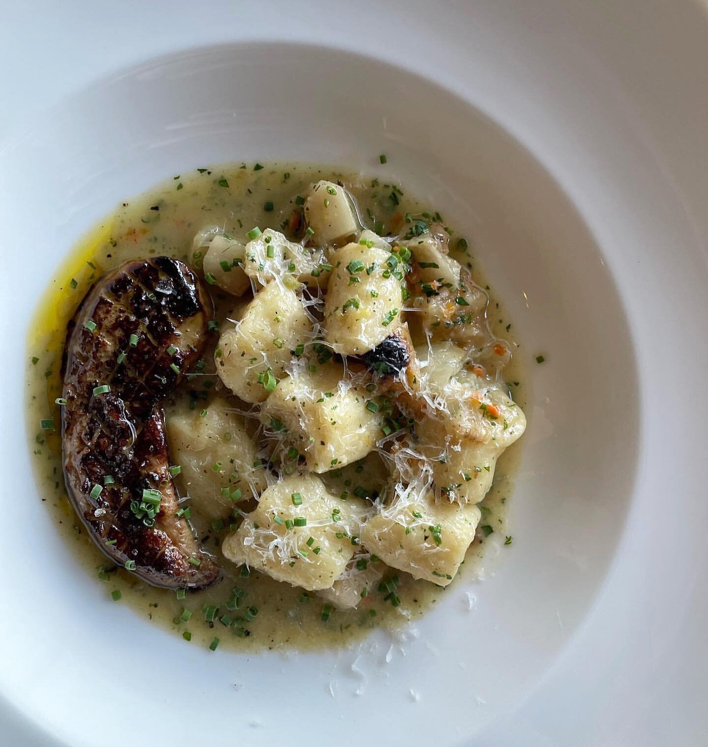 Treat your tastebuds&hellip;🦆🍴😋Seared Hudson Valley foie gras - potato gnocchi - poached and grilled d&rsquo;anjou pear - whiskey blistered pearl onion - Parmesan #foiegras #hudsonvalley 
#executivechef @matt.meacham84 
#roswell #roswellga #foodb