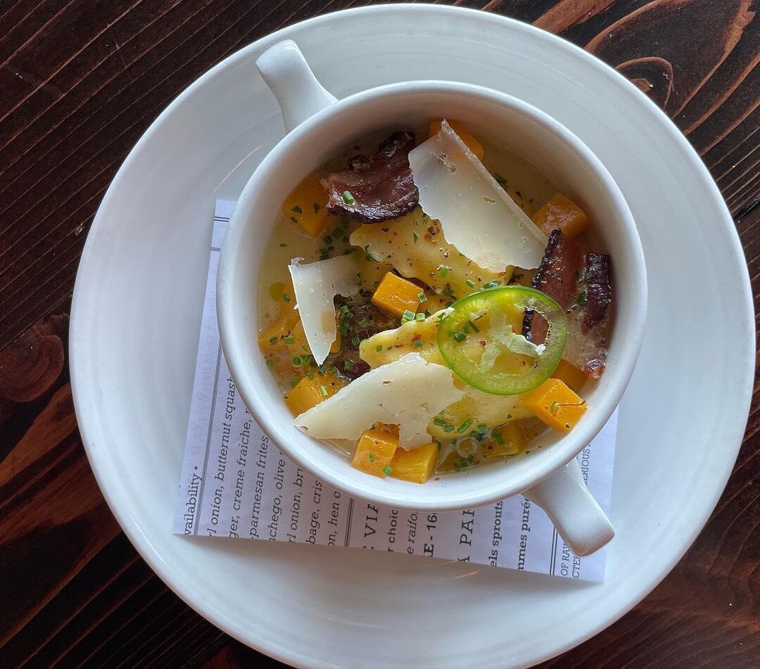 Tonight&rsquo;s guest&hellip;😉🤗😋
Whipped ch&egrave;vre and candy roaster squash agnolotti - hickory smoked bacon - jalape&ntilde;o - Parmesan 
Candy roaster squash courtesy of @buicefamilyfarms 
#eatlocal #agnolotti #dinnerfeature #pastaofinstagr