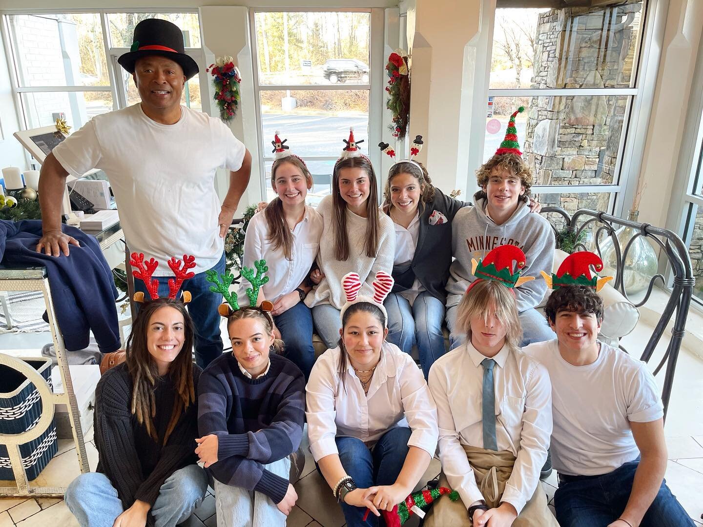 A little more sparkle, a little less stress. This Christmas we wish you the very best!❤️🎄🎁 Happy holidays &amp; Merry Christmas! #family #restaurantfamily #foodislove #giftoffamily #merrychristmas