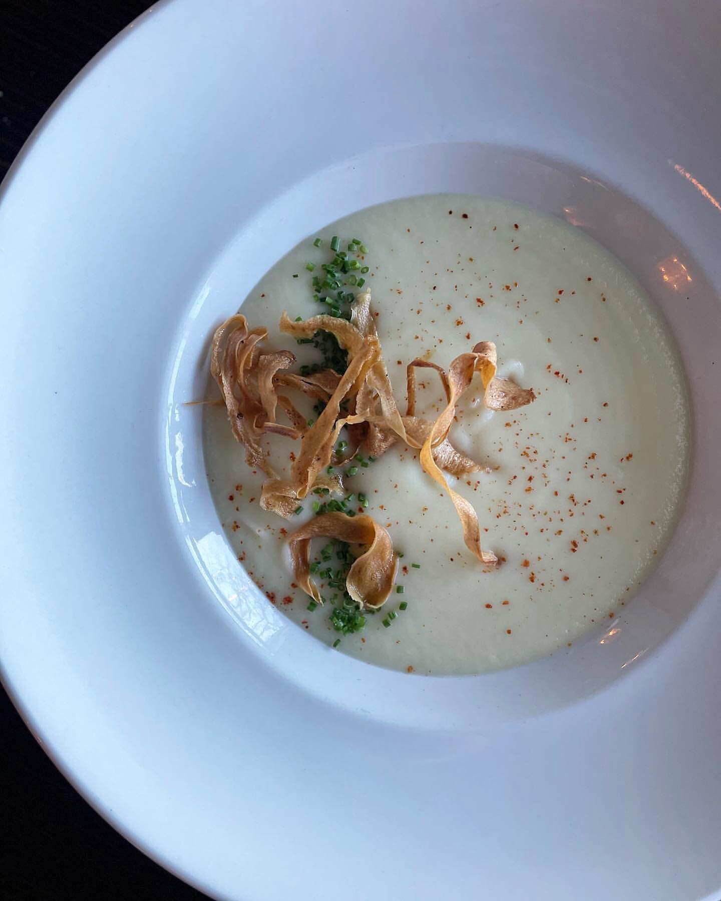 Baby it&rsquo;s cold outside&hellip;🎶🥶🎄Parsnip and white chocolate soup - espelette - crispy parsnip #soupweather #itscoldoutside #staywarm #comfortfood
#executivechef 📸@matt.meacham84